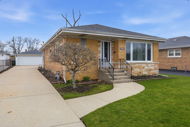 Building Photo - 8736 N Ozark Ave