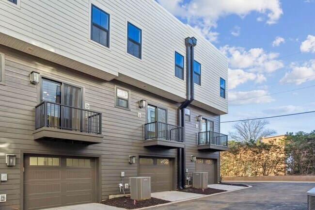 High-End 2BR Townhome | Rooftop Terrace + 2-Car Garage | 24-Unit Commnity