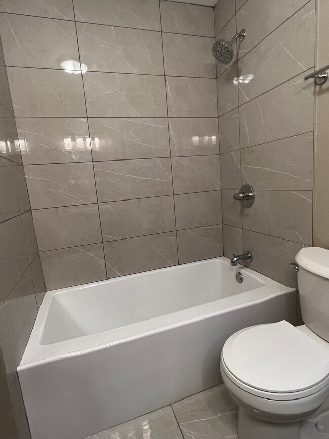 Photo - 2345 W Grenshaw St Unidad Apt 2