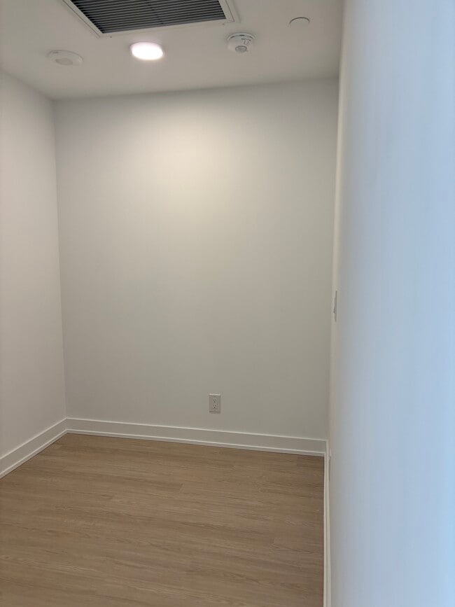 Photo - 699 Sheppard Av E