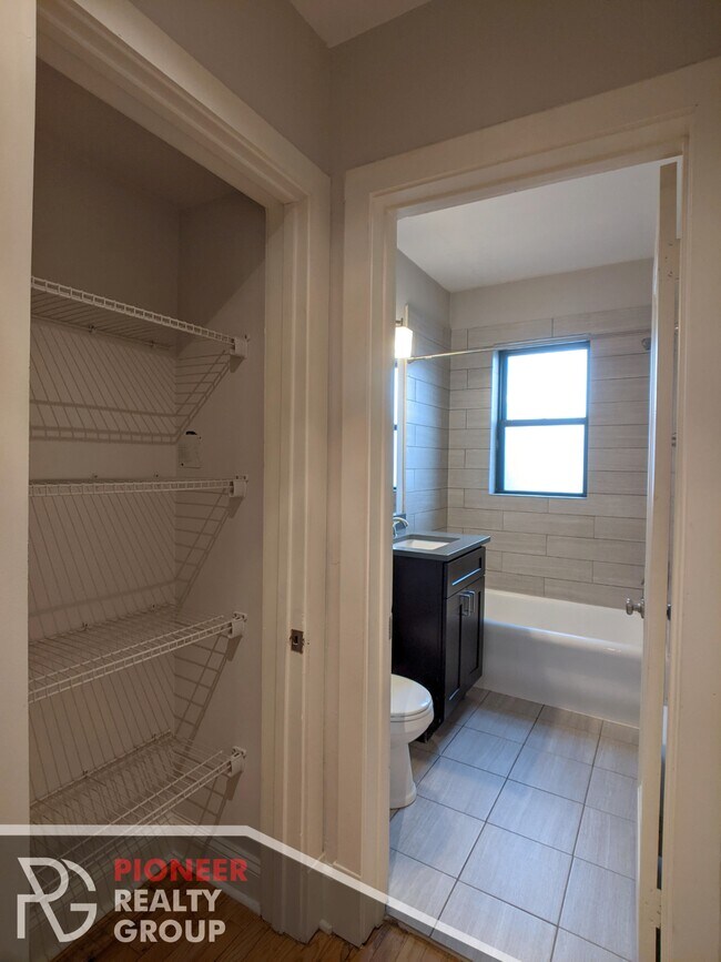 Photo - 2315 N Rockwell St Unit c1