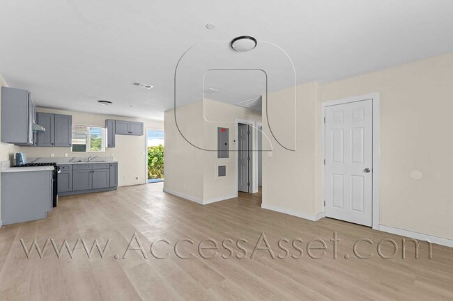 Photo - 108 S Lindsay St Unidad B