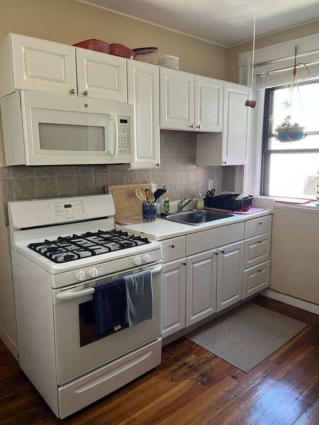 Building Photo - 22 Linden Pl Unit 1 Rental