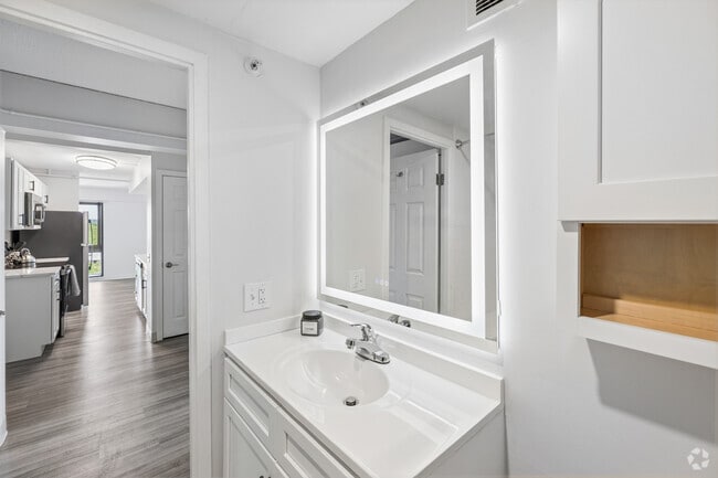 2BR, 1BA - 897SF - Bathroom