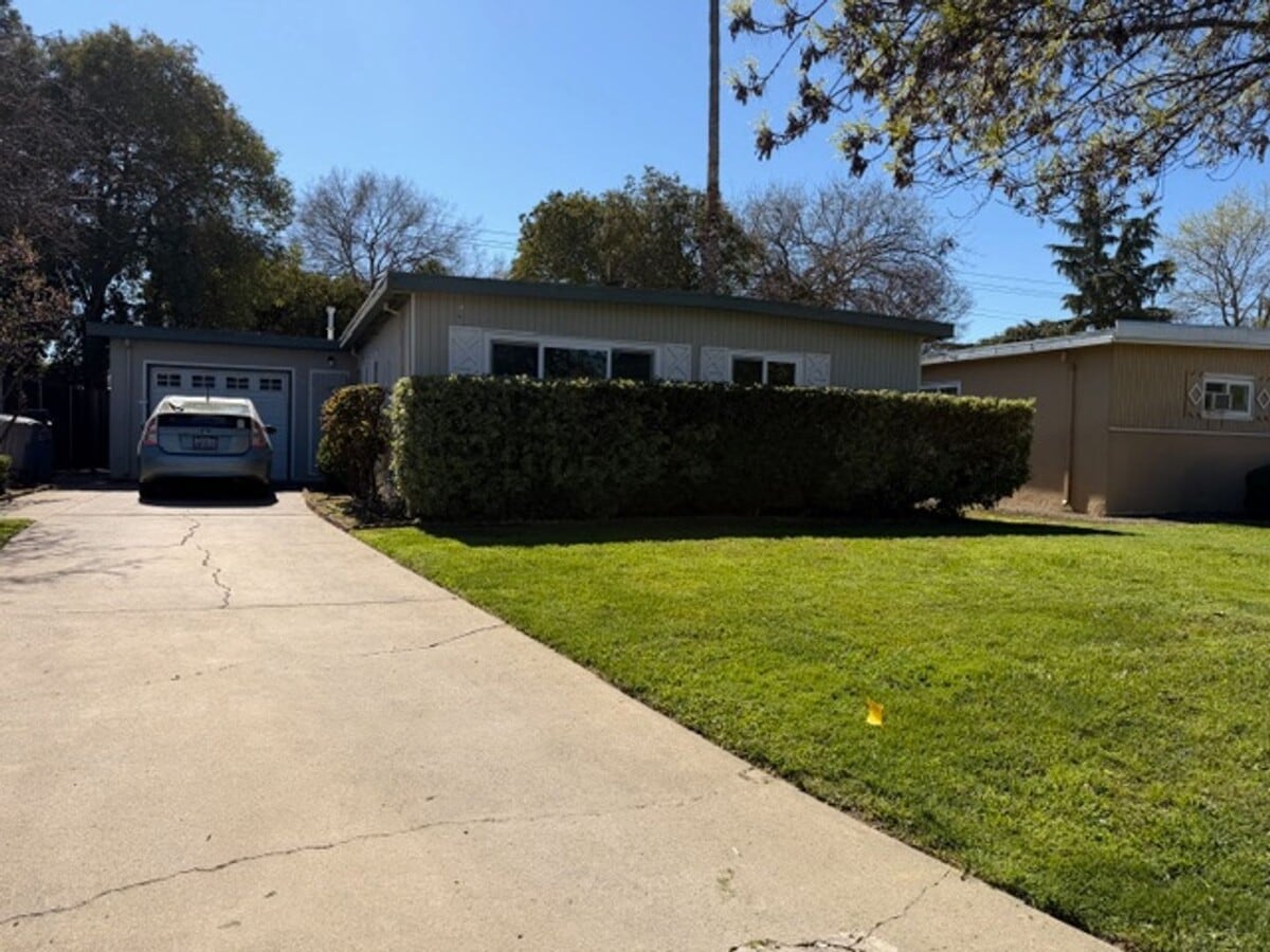 Large home with big backyard - Large home with big backyard