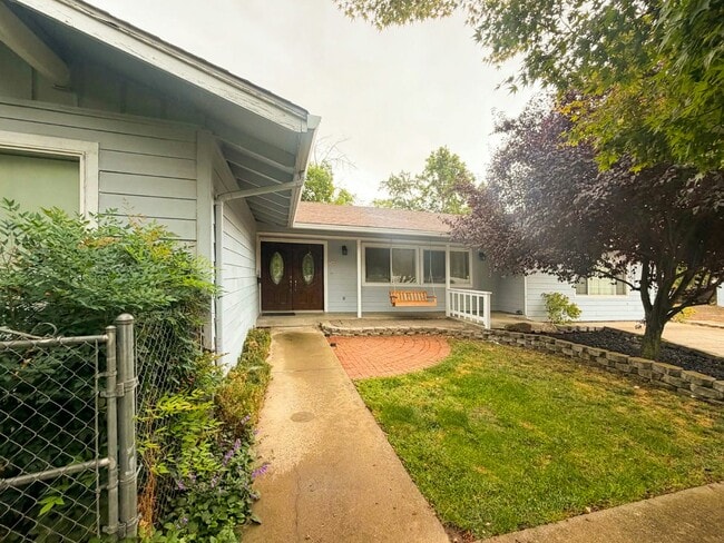 Photo - 400 Burgess St