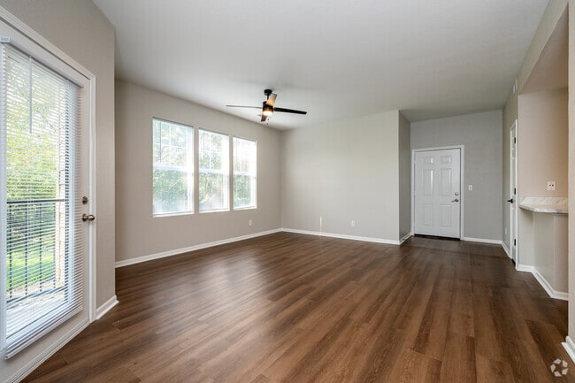 1BR, 1BA - 790SF