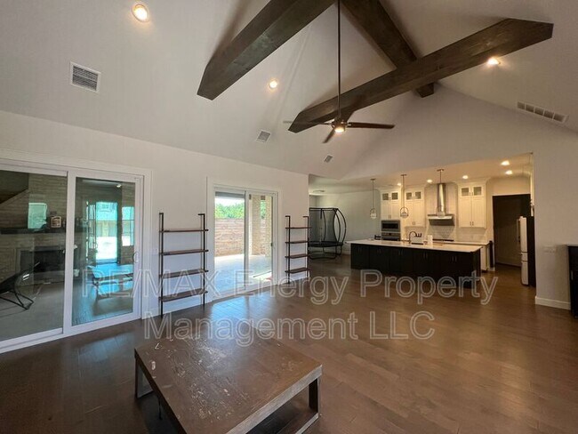 Photo - 440 St Claire Dr