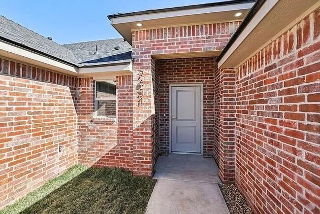 Building Photo - 7621 Woodford Ave