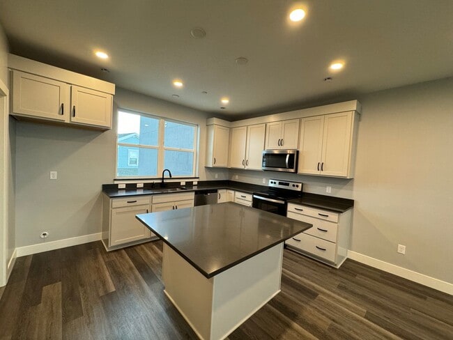 Building Photo - Brand new Townhome in Daybreak!