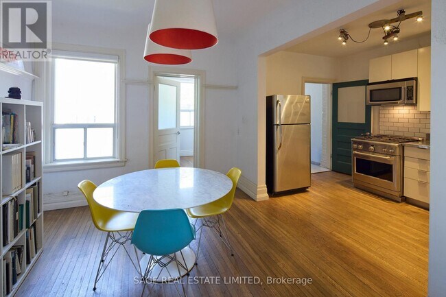 Photo - 1158 College St