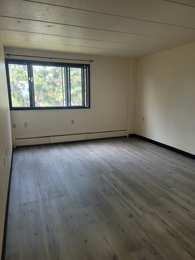 Deering Manor - Section 8: 62+ ,Handicapped,