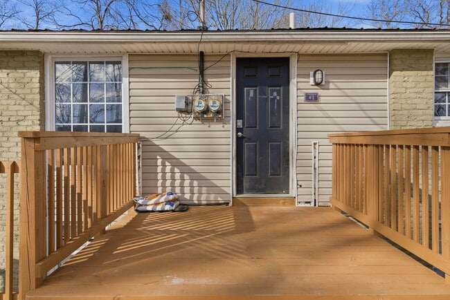 Photo - 2 Bed / 1 Bath.  Pet Friendly.  Off street parking. Unidad 1