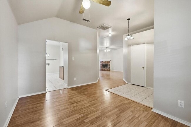 100 Oak Hollow Ln