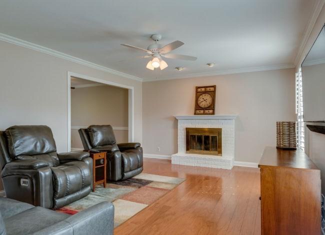 Photo - 176 London Ln