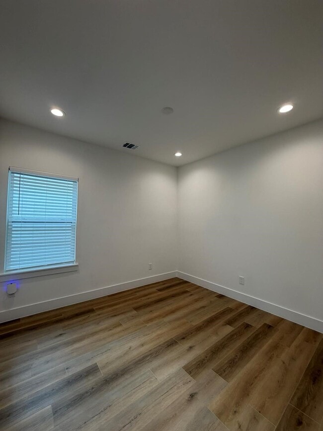 Photo - 6733 Peerless St