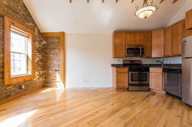 Photo - 1338 W Erie St Unit 3