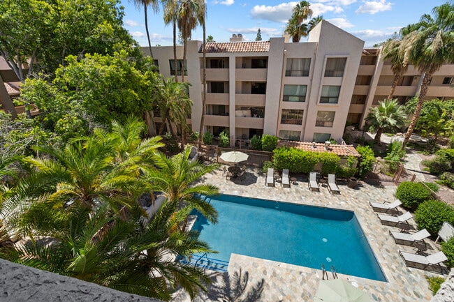 Piscina abierta las 24 horas - Del Prado