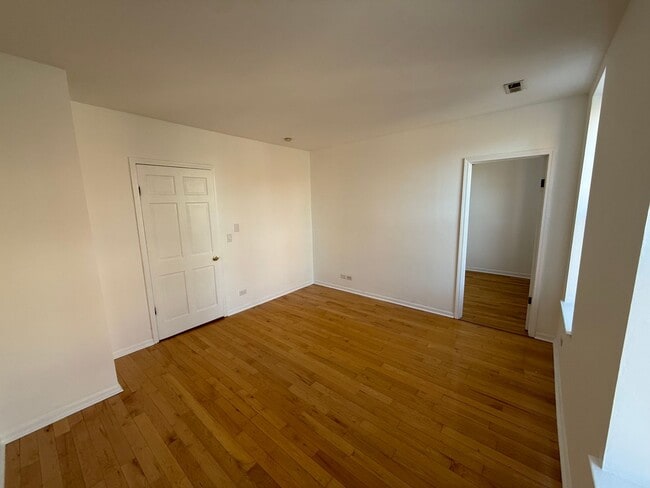 Photo - 1401 W Erie St Unit 1401 W Erie 2F