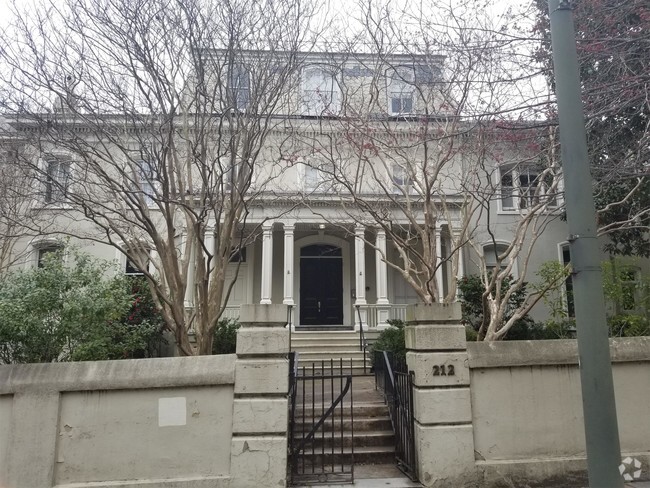 Building Photo - 212 W Franklin St Rental
