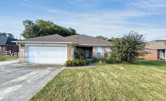 Building Photo - Charming 3-Bedroom Home with Garage / Pet-...