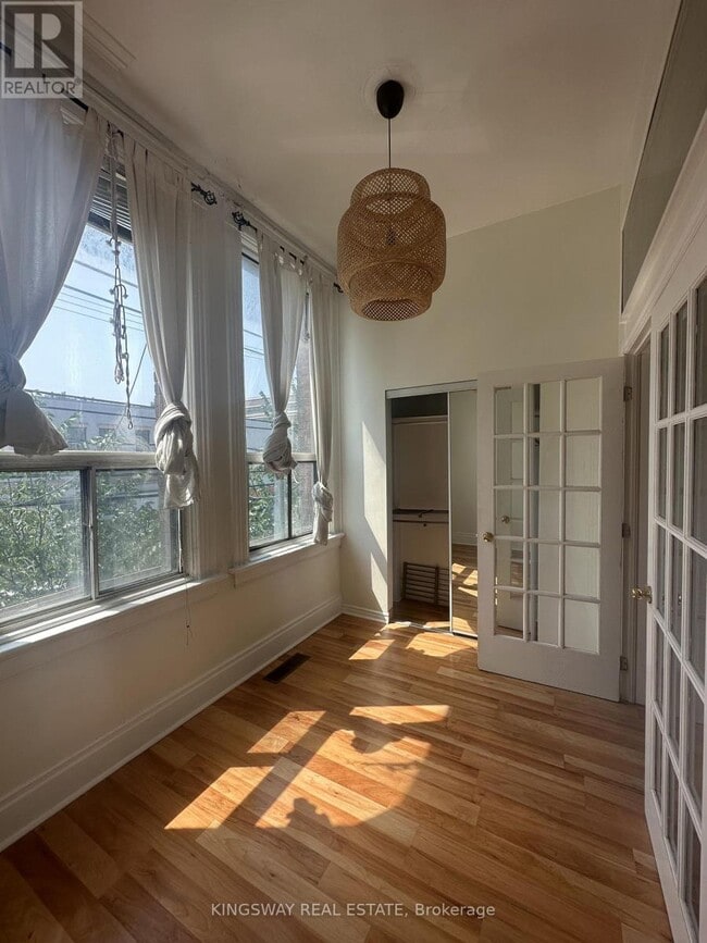 Photo - 1504 Queen St W