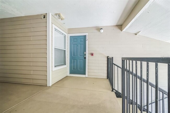 Building Photo - 3800 SW 20th Ave Unit 112