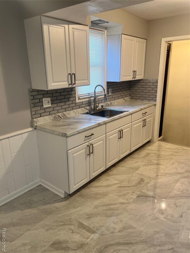 Photo - 18558 Woodland St