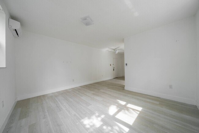 Photo - 974 NW 2nd St