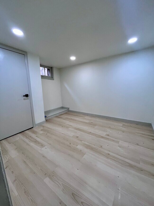 Second bedroom, ideal for office, gym, craft room etc. - 3909 Hayes Ave Unit B