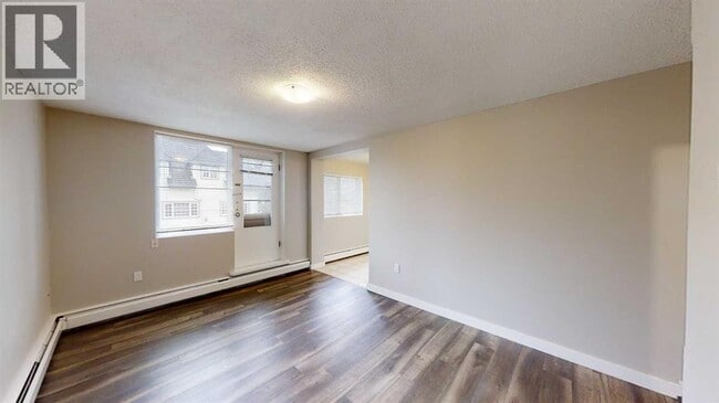 Photo - 9932-9105 105 Ave