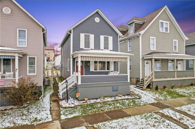 Nice front porch! - 618 Oakland Ave House