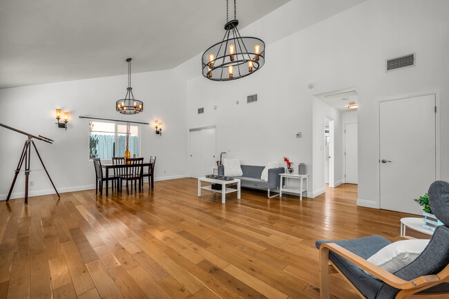 Photo - 910 N Hayworth Ave