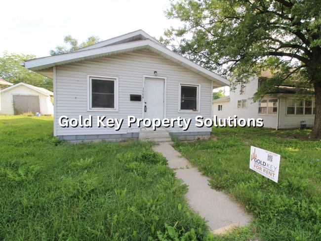 Building Photo - 2 BR 1 BA House with Enclosed Porch and La...