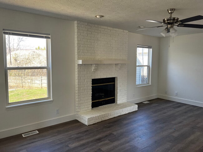 Photo - 122 Detchon Ct