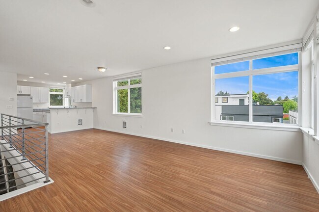 Building Photo - 3027 21st Ave W Unit 3027B