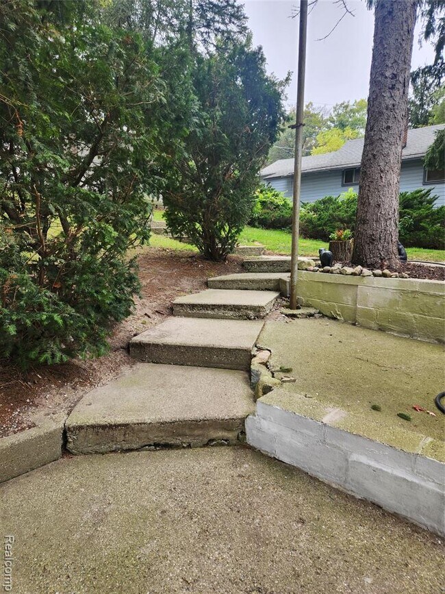8463 Hillpoint Dr