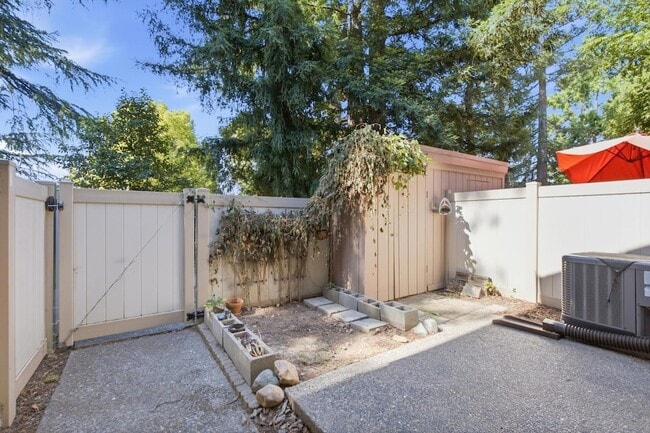 536 Woodside Oaks