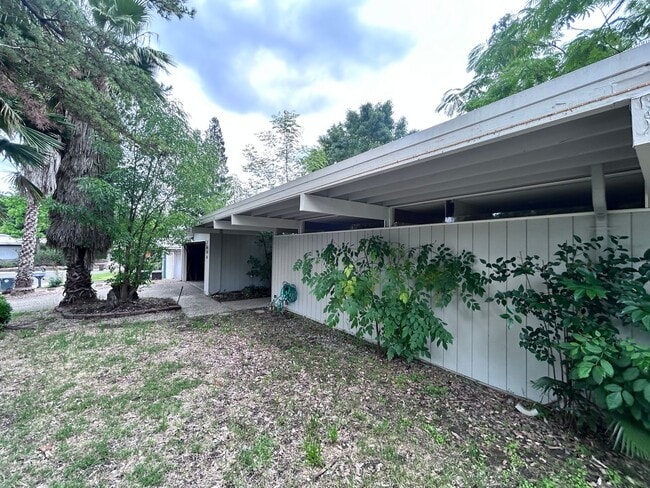 Three Bedroom Two Bathroom Home with Den/Home Office - Three Bedroom Two Bathroom Home with Den/Home Office