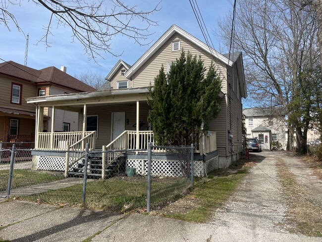 Building Photo - 718-720 E Grape St. Unit 2 Rental