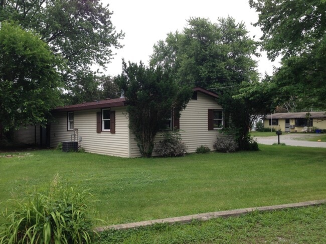 Building Photo - Large 3bd/1bth Single Family Home Near Caterpillar/Newtown Fitness