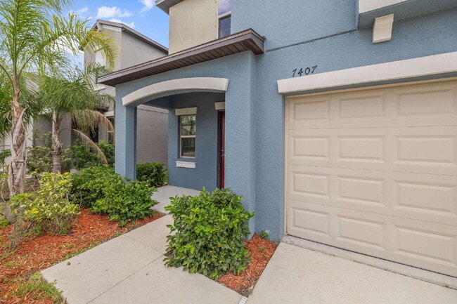"Spacious 5-Bedroom Retreat in Tampa with 2.5 Baths and 2,215 Sq Ft of Comfort!"