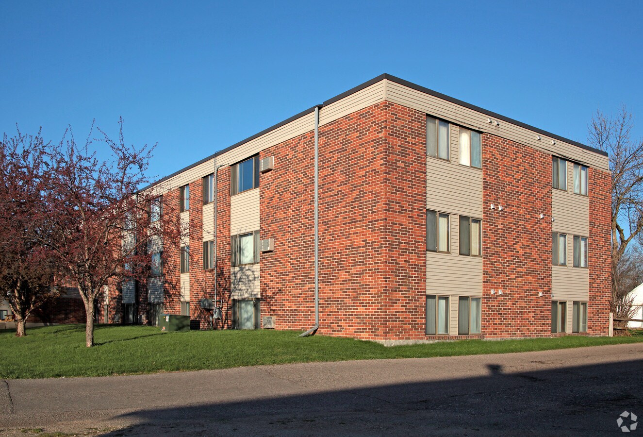 Fairlane Apartments - Fairlane Apartments