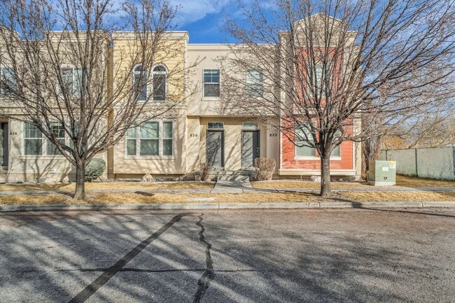 Building Photo - Spacious 4BR End-Unit Townhome | Low-Maintenance HOA Living