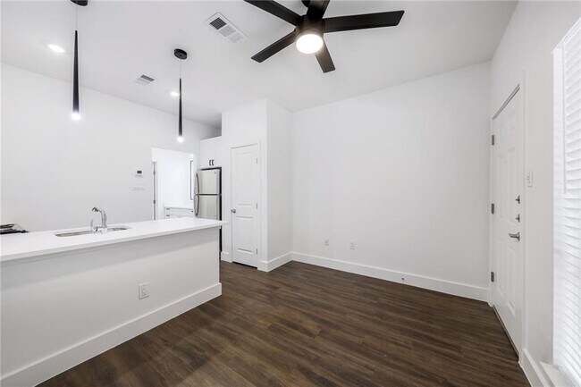 Photo - 908 Poplar St Unit 105