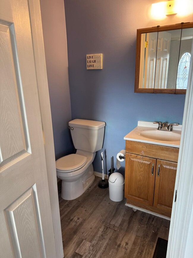 Half bathroom main level - 12319 Bonfire Dr