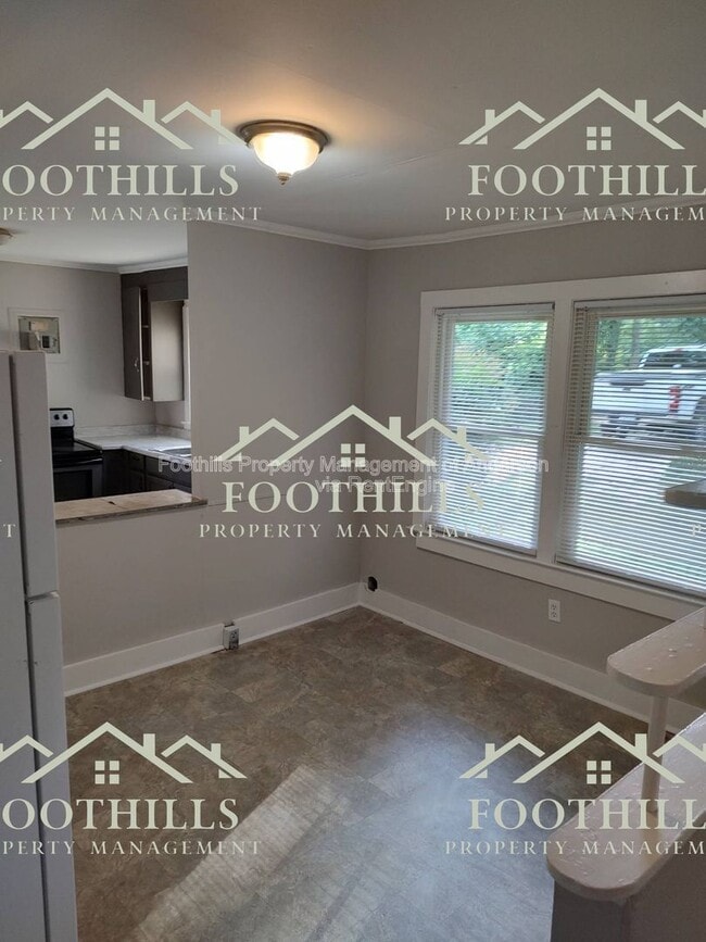 Photo - 1302 Robbins Dr