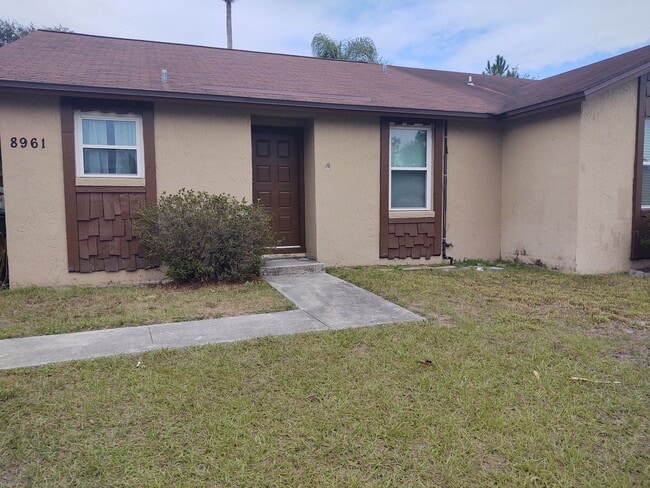 Building Photo - Charming 2 bedroom with enormous backyard. Rental