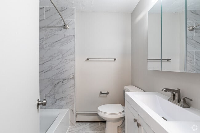 2BR, 2BA Townhouse - Bathroom