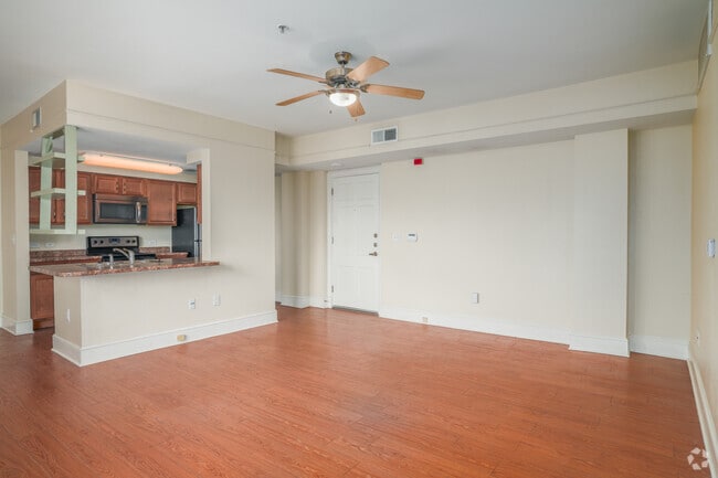 1BR, 1BA - 577SF - Living Room